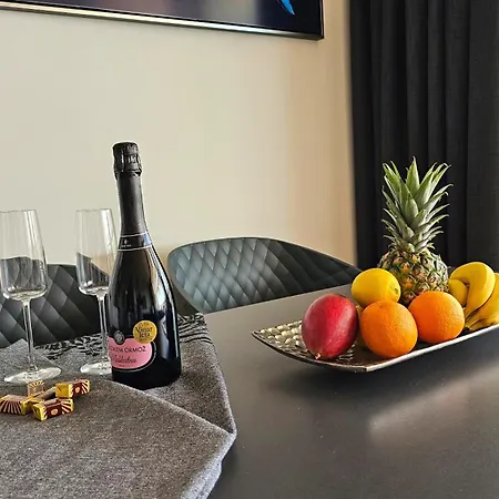 Bob Luxury Design & Sea View Apartment